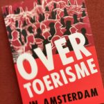 Over Toerisme boek uitgereikt aan wethouder